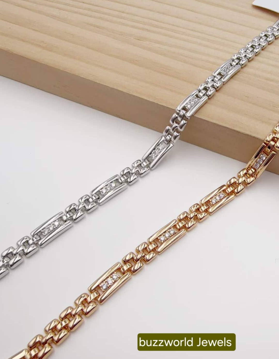 Stylish bracelet in silver and gold designs