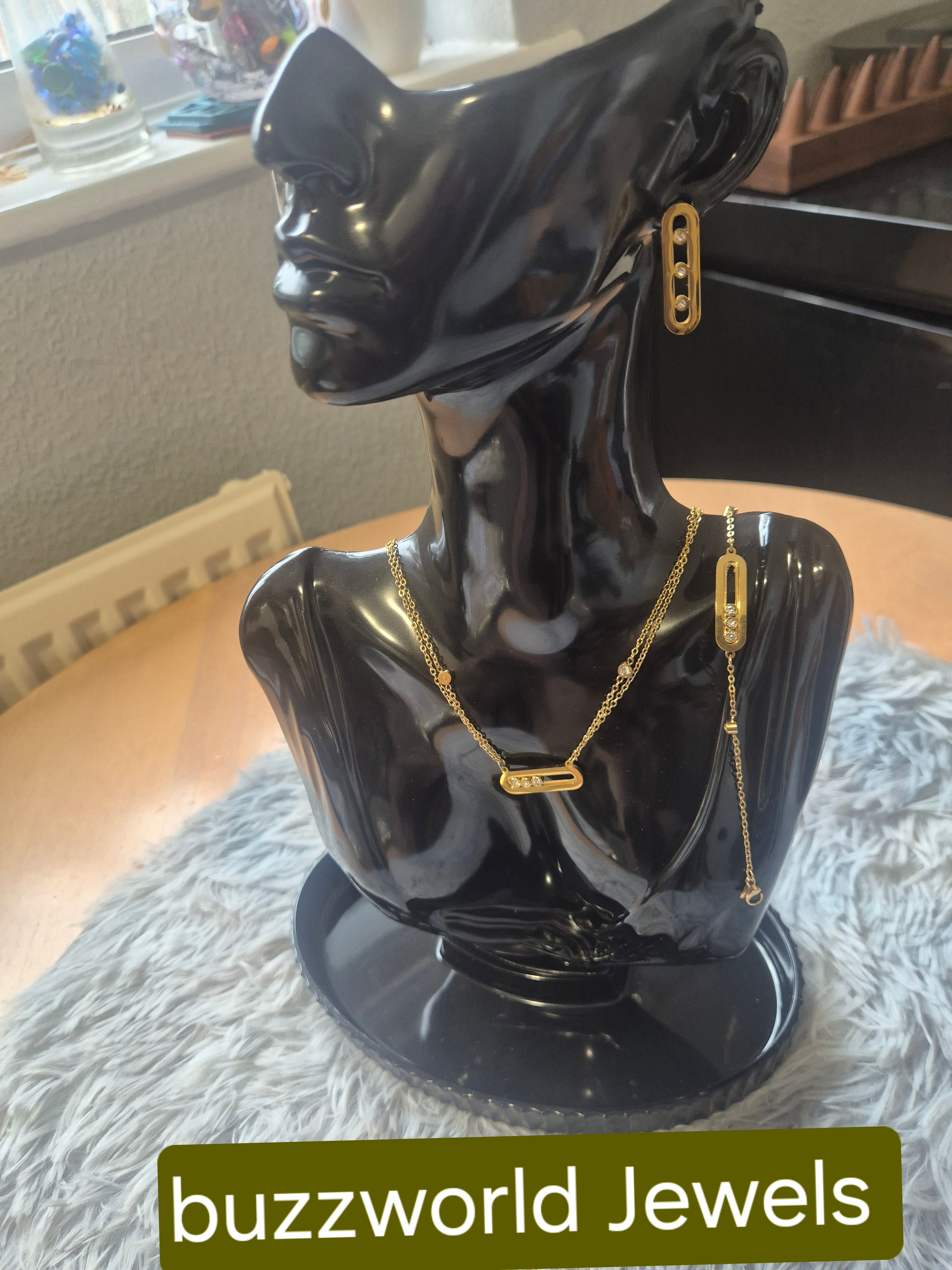 Double layered set with stones
