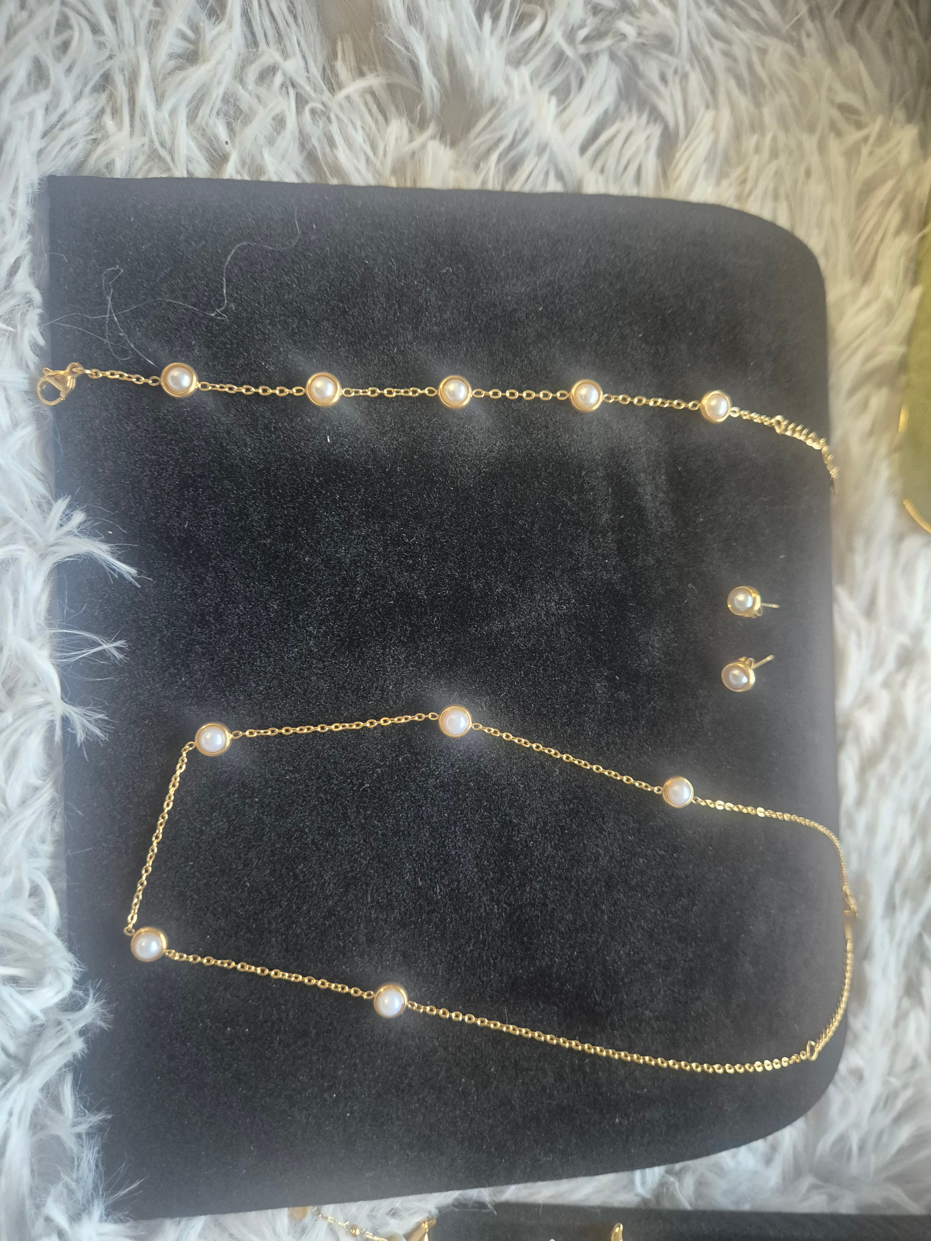 Pearl design necklace and bracelet set
